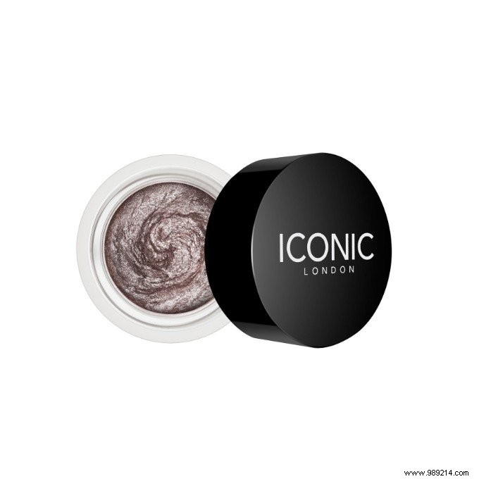 Master Metallic Makeup: Pro Tips for Stunning Eyes, Lips, and Nails