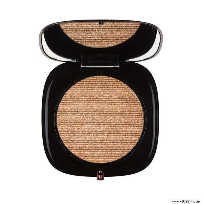 Mastering Golden Makeup: Expert Tips for a Radiant, Timeless Glow