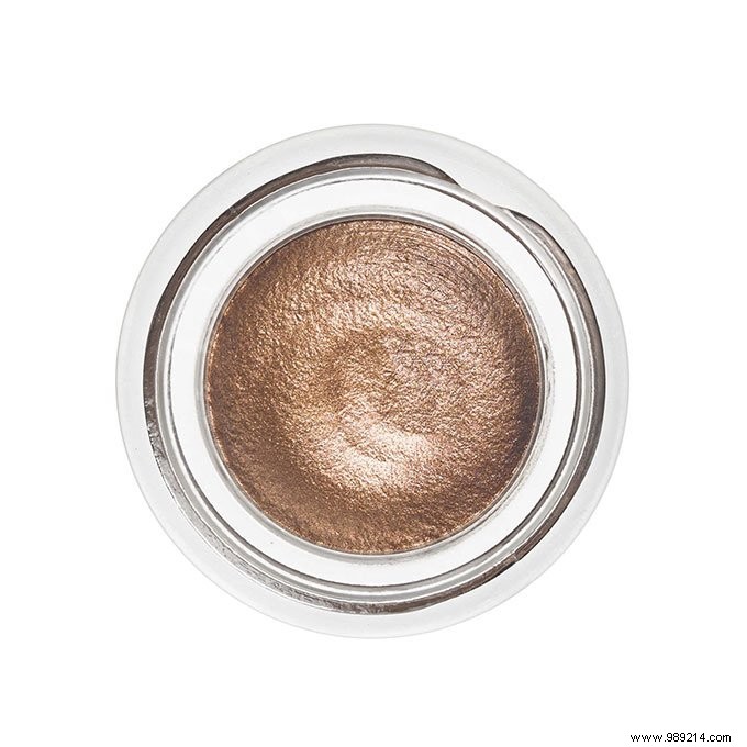 Mastering Golden Makeup: Expert Tips for a Radiant, Timeless Glow