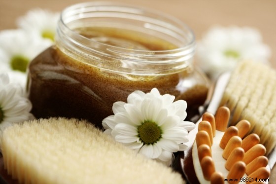 Quick DIY Almond-Honey Scrub: Exfoliate and Nourish Skin in Under 10 Minutes