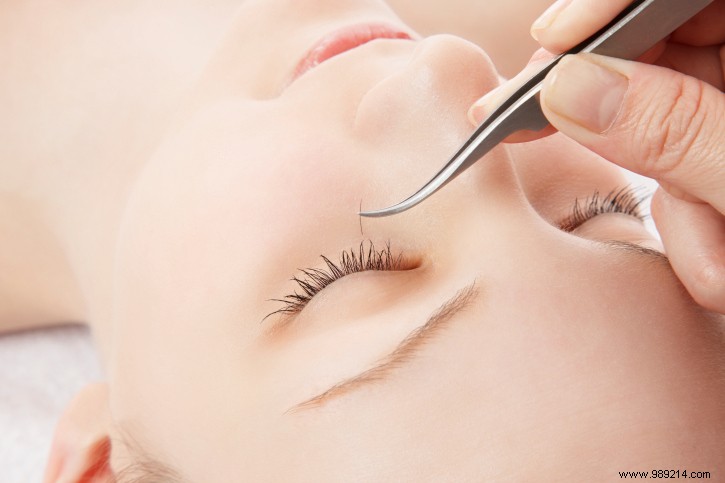 How to Apply False Eyelashes Like a Pro: Step-by-Step Guide