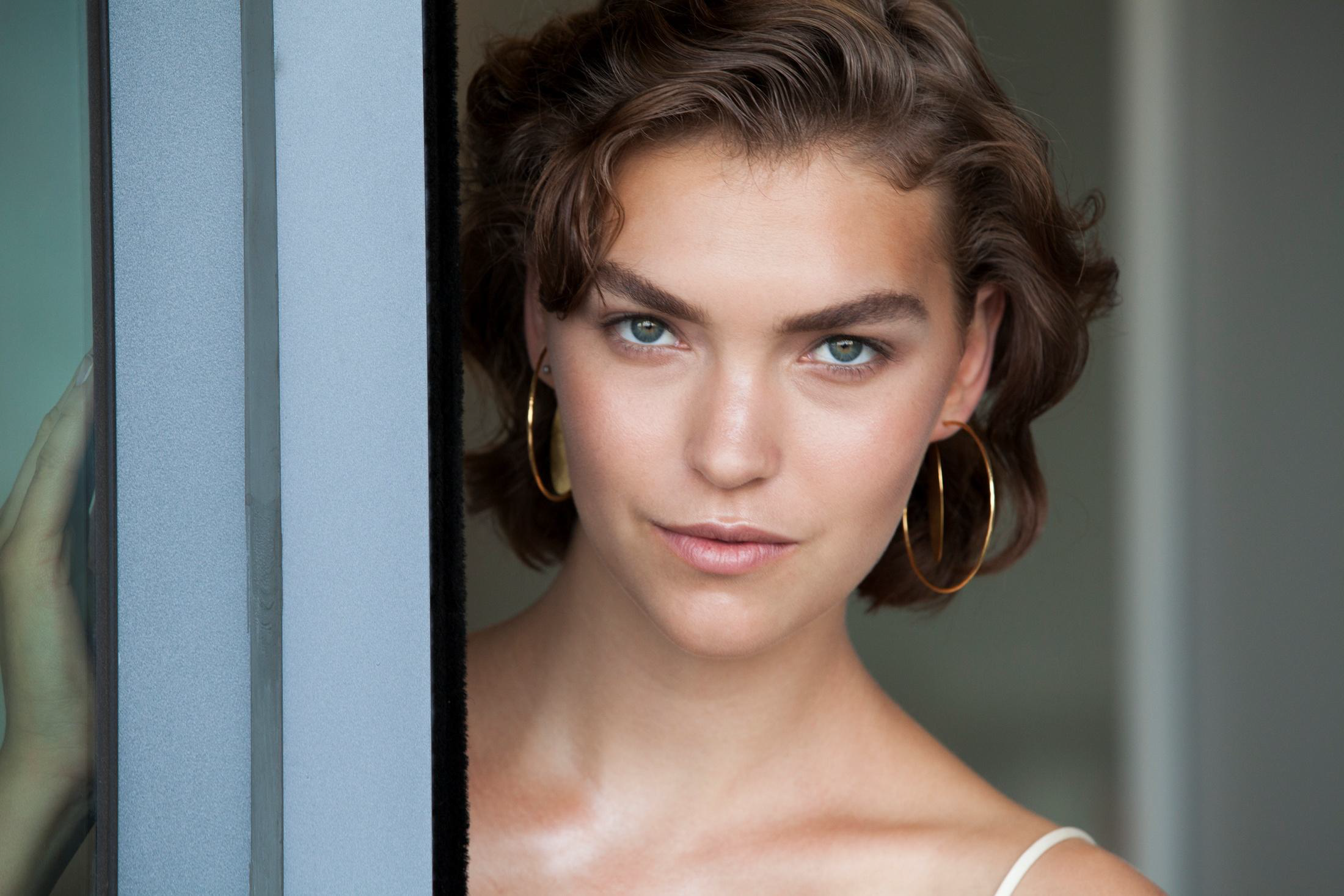 What Defines Beautiful Eyebrows? Insights from Estée Lauder s Creative Makeup Director Tom Pecheux