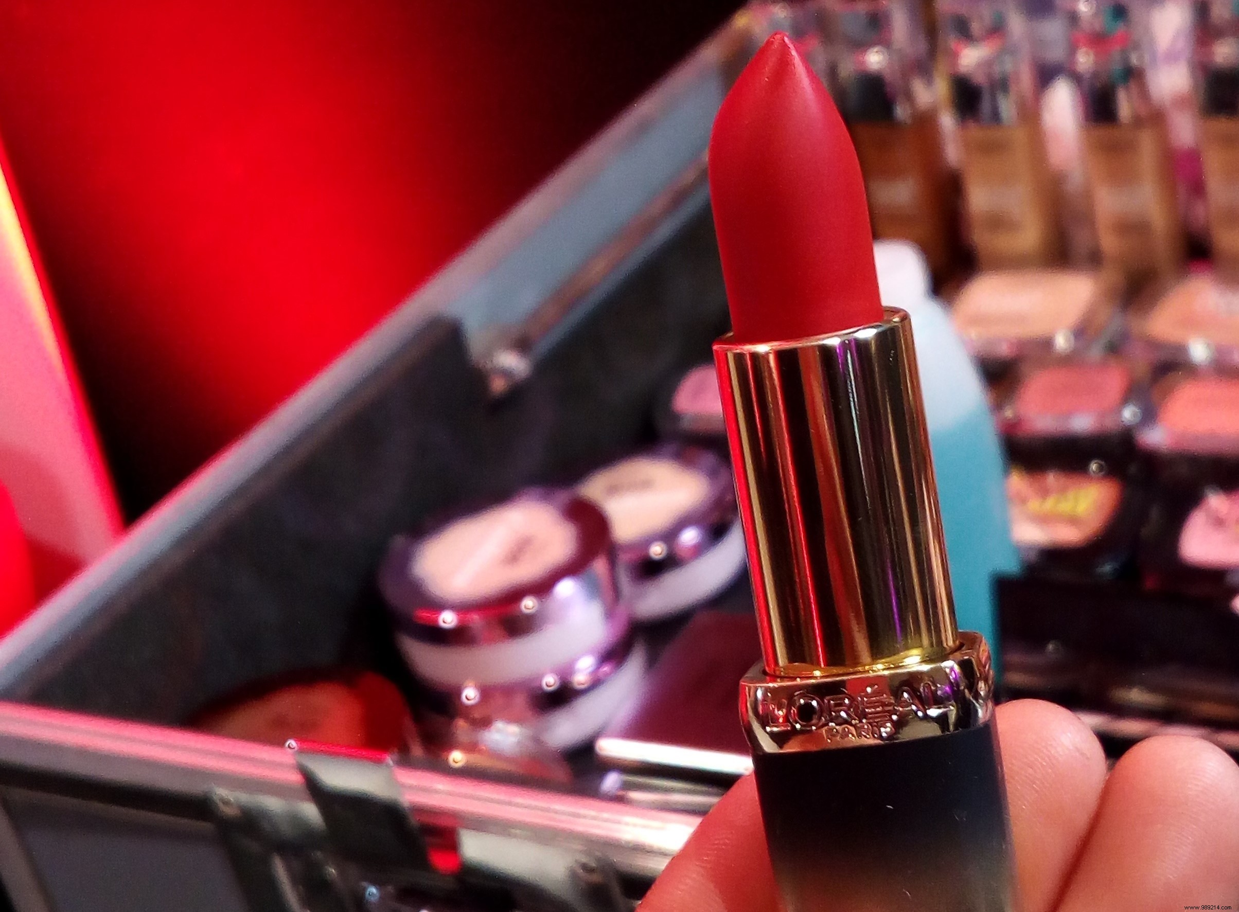 4 Expert Lipstick Application Techniques for Stunning Finishes