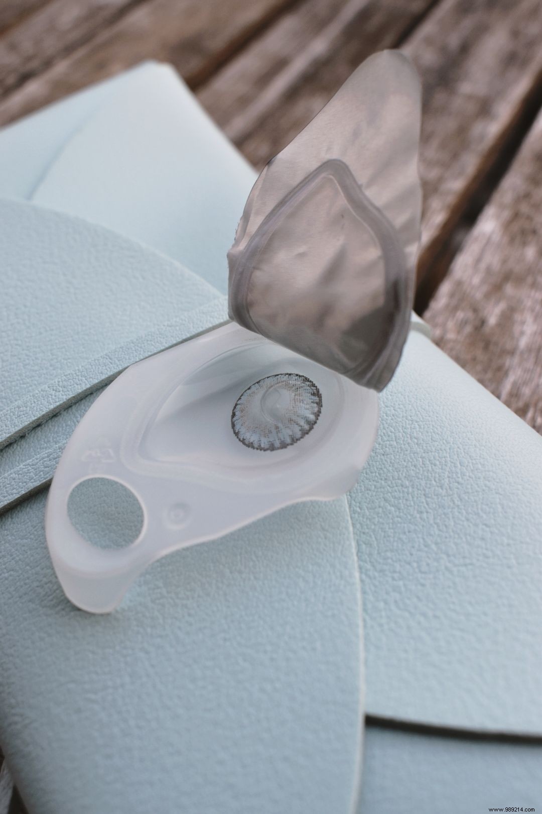 Expert Eye Makeup Tips for Colored Contact Lenses