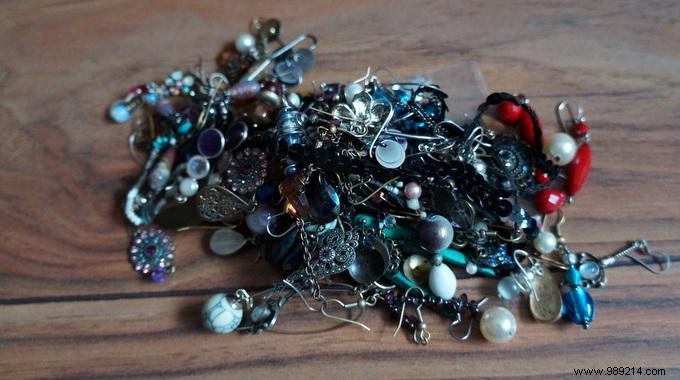 Simple Foam Storage Hack: Organize Earrings and Say Goodbye to Losses