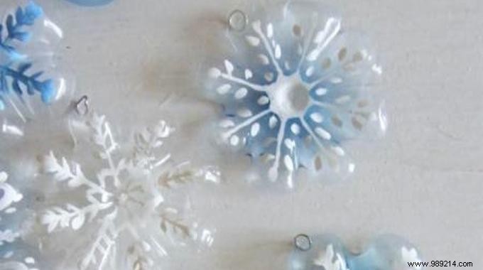 DIY Christmas Snowflake Ornaments: Recycle Plastic Bottles into Stunning Decorations