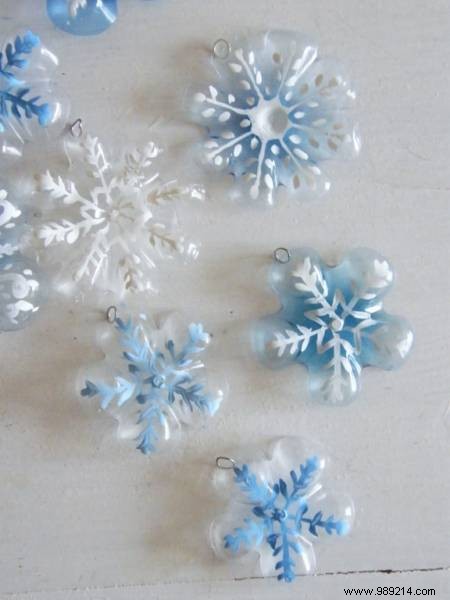 DIY Christmas Snowflake Ornaments: Recycle Plastic Bottles into Stunning Decorations