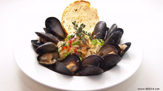 How to Eat Mussels Like a Pro at Restaurants: 2 Essential Tips