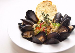 How to Eat Mussels Like a Pro at Restaurants: 2 Essential Tips