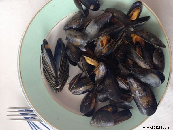 How to Eat Mussels Like a Pro at Restaurants: 2 Essential Tips
