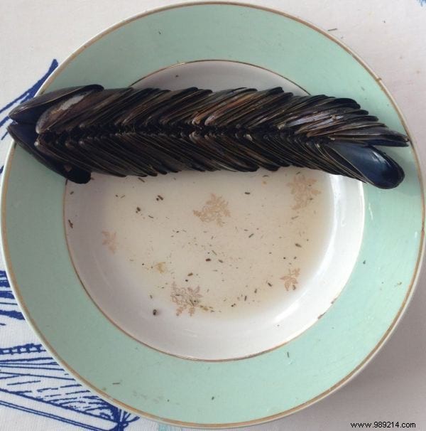 How to Eat Mussels Like a Pro at Restaurants: 2 Essential Tips