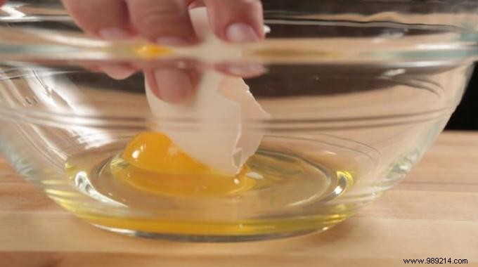 Quick Kitchen Hack: Remove Eggshells from Your Pan Effortlessly