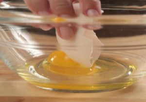 Quick Kitchen Hack: Remove Eggshells from Your Pan Effortlessly