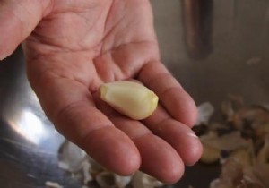 Quick Kitchen Hack: Peel Dozens of Garlic Cloves in Seconds