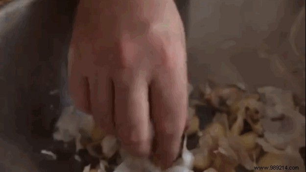 Quick Kitchen Hack: Peel Dozens of Garlic Cloves in Seconds