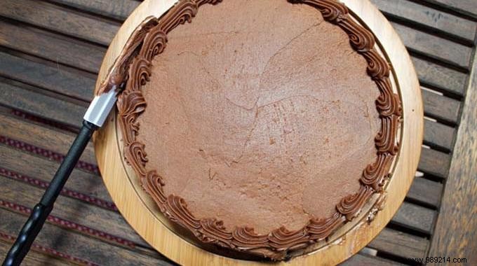 Pro Baker s Secret: Frost Cakes Perfectly with a Turntable