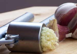 No Garlic Press Needed: Mince Garlic Easily with a Fork