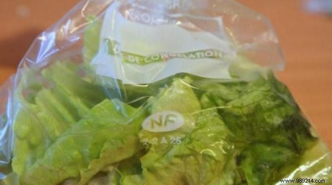 Keep Bagged Salad Fresh for Days: The Simple Paper Towel Trick