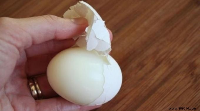 Effortless Egg Peeling Trick: Use Baking Soda for Perfect Hard-Boiled Eggs Every Time