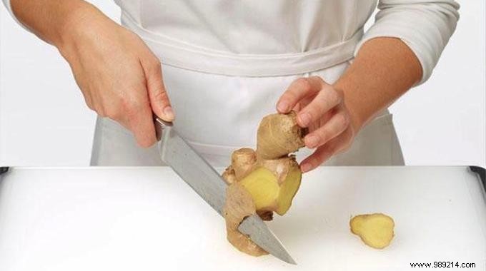 The Easiest Way to Peel Ginger: A Spoon Trick from Seasoned Cooks