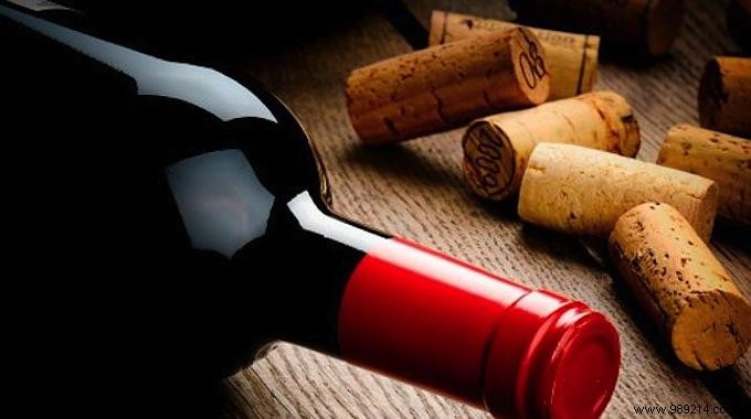 How to Uncork a Wine Bottle Without a Corkscrew: Simple Screw and Fork Hack