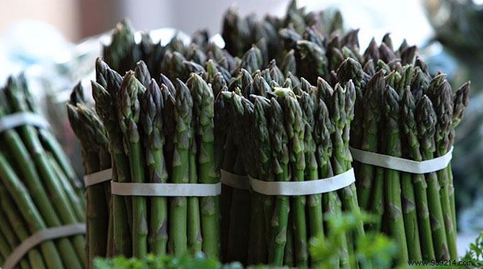 How to Keep Asparagus Fresh Longer: The Bouquet Storage Trick