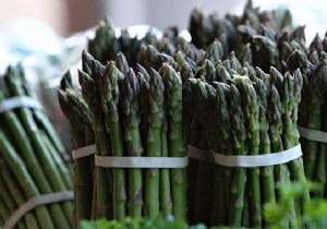 How to Keep Asparagus Fresh Longer: The Bouquet Storage Trick