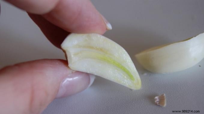 Effortless Trick to Remove Garlic Smell from Hands Using Stainless Steel