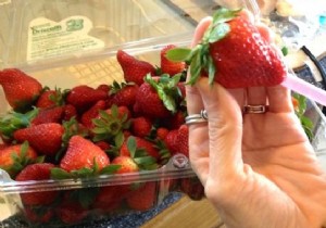 Effortless Strawberry Hulling: The Straw Trick Pros Swear By