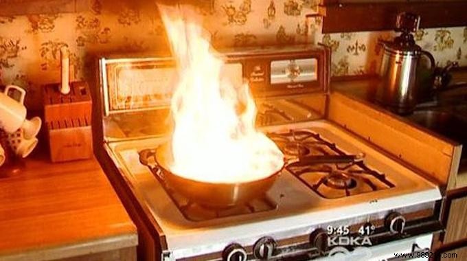 The Proven Way to Safely Extinguish a Kitchen Oil Fire in Seconds