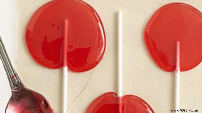 Easy Homemade Strawberry Lollipops: Dye-Free Recipe Kids Love
