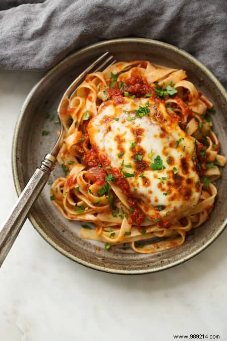Quick & Easy Chicken Mozzarella in Tomato Sauce: A 30-Minute Family Favorite