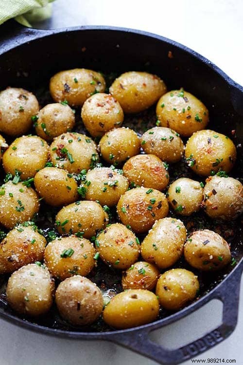 Crispy Roasted Potatoes with Garlic Butter and Chives: Easy, Budget-Friendly Recipe