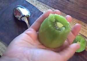 How to Peel a Kiwi in Just 15 Seconds with a Simple Spoon Trick