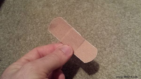 How to Secure a Bandage on Your Fingertip for Long-Lasting Protection