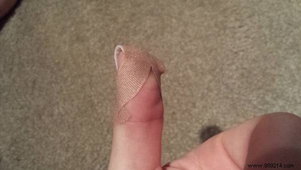 How to Secure a Bandage on Your Fingertip for Long-Lasting Protection