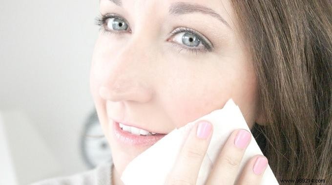 Quick DIY Makeup Remover: Olive Oil and Milk Recipes Ready in Seconds