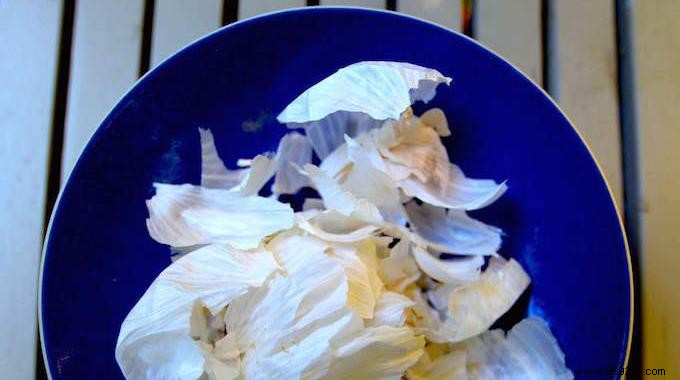 8 Genius Ways to Use Garlic Peels Instead of Throwing Them Away