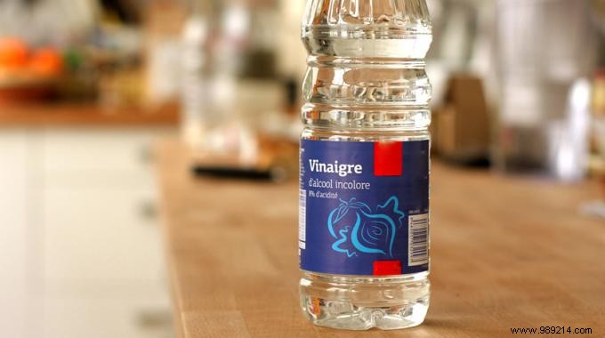 Heal Minor Wounds Naturally: DIY White Vinegar Disinfectant