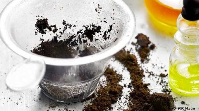 DIY Coffee Grounds Face Scrub: Natural Exfoliator for Soft, Glowing Skin