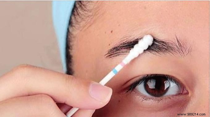 Castor Oil for Thicker Hair, Eyebrows, and Eyelashes: Proven Benefits from Real Experience