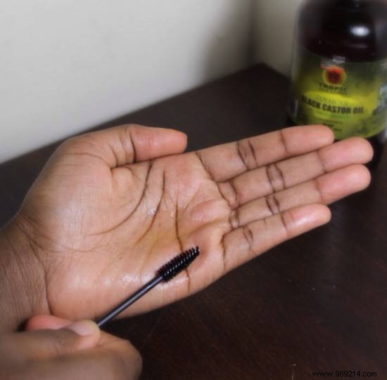 Castor Oil for Thicker Hair, Eyebrows, and Eyelashes: Proven Benefits from Real Experience