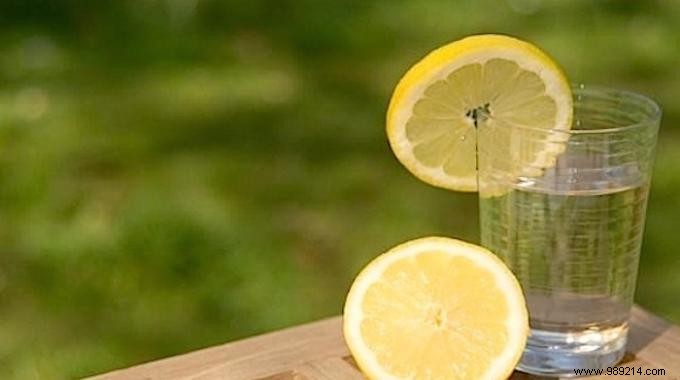 11 Proven Health Benefits of Drinking Lemon Water Daily