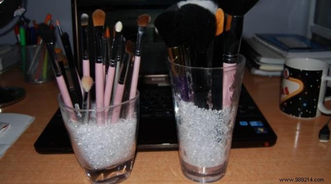 Genius Hack: Organize Makeup Brushes Neatly with Coffee Beans