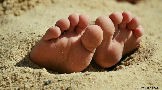 Relieve Heat-Induced Swollen Feet with a Natural Magnesium Chloride Bath