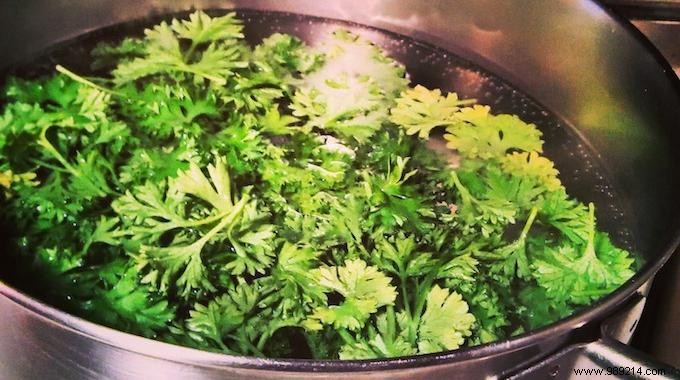 Soothe Conjunctivitis Naturally: Grandmother s Parsley Compress Remedy