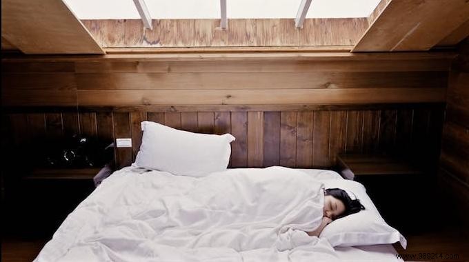 Science-Backed Benefits: Why Sleeping in a Cooler Room (15-19°C) Improves Health and Sleep Quality