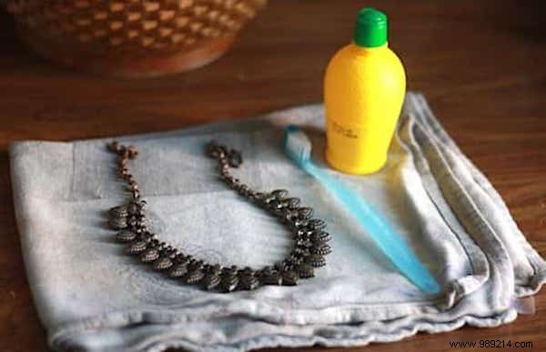 Revive Tarnished Silver Jewelry with Lemon: A Proven Natural Cleaning Method