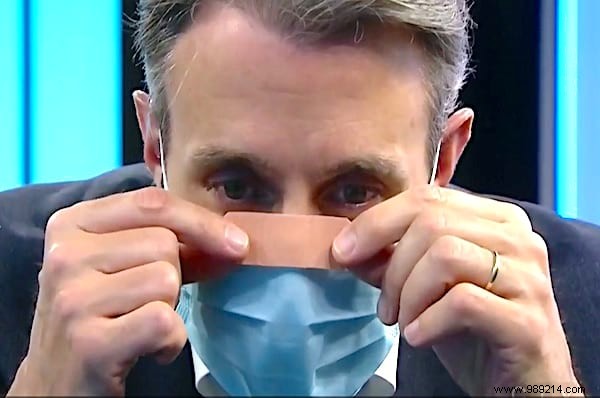 Surgeon s Proven Bandage Trick to Prevent Glasses Fogging with Masks