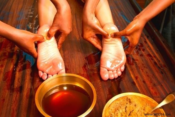 10 Proven Foot Reflexology Points to Relieve Everyday Pain Naturally